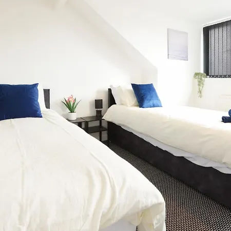Holiday home 4br - 8 Beds - Free Parking - Long Discounts