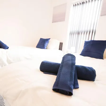 Holiday home 4br - 8 Beds - Free Parking - Long Discounts *