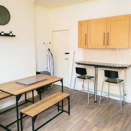 4br - 8 Beds - Free Parking - Long Discounts Leeds (West Yorkshire)